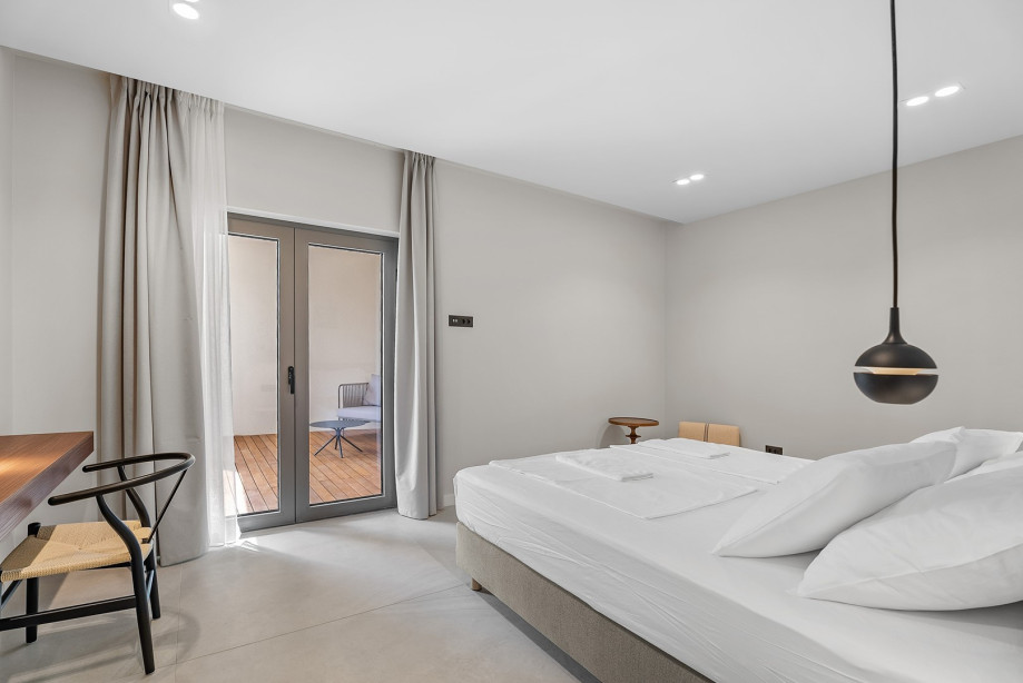 Bedroom NO5 is also equipped with air-conditioning and an en-suite bathroom with a shower