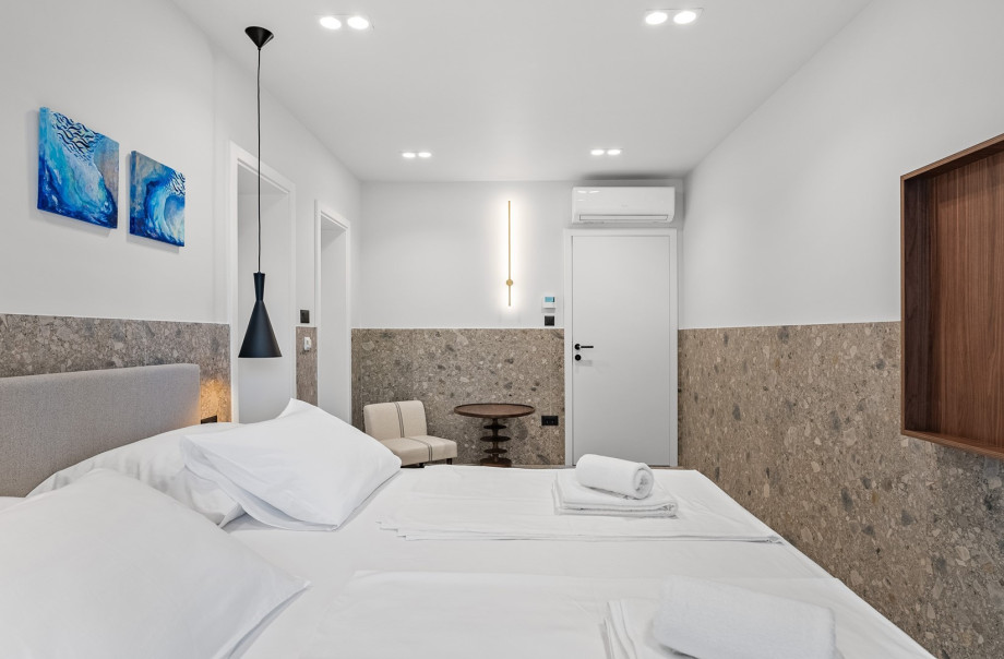 Bedroom NO6 (13sqm) with king-size bed and an en-suite bathroom (6sqm) with a bathtub