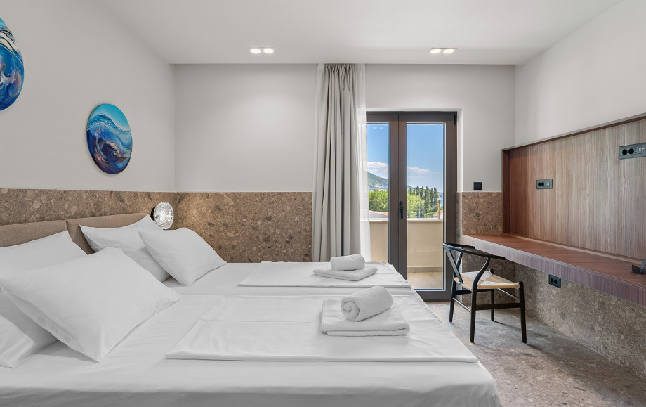 Bedroom NO7 (17sqm) with king-size bed and walk-in wardrobe, en-suite bathroom with shower (6sqm)