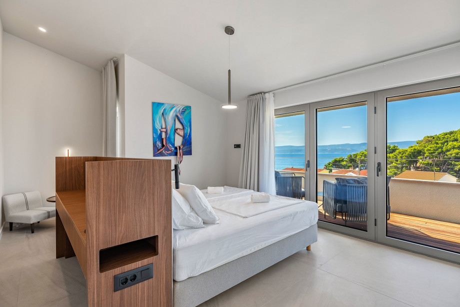 Bedroom NO10 (13sqm) with king-size bed and en-suite bathroom with a shower (7sqm) and exit to a balcony(6sqm)