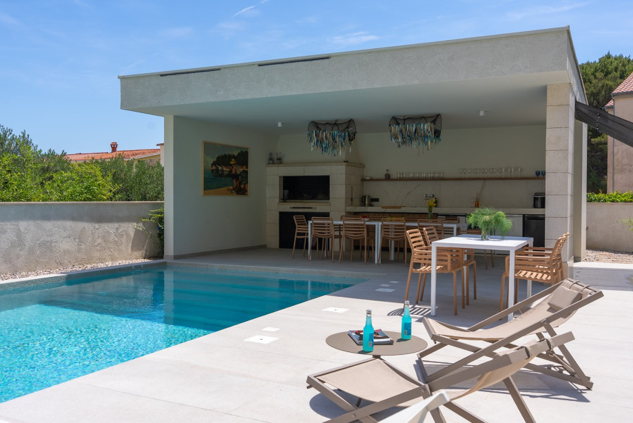 The summer kitchen comes with a covered dining area that comfortably seats up to 22 people