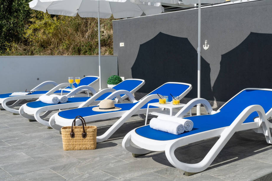 The outdoor area also offers a sun deck area with 6 deck chairs, an outdoor shower, a lounge corner