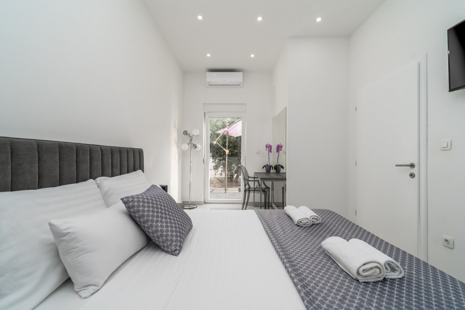 Bedroom No2 (ground floor) with double bed 160 x 200 cm