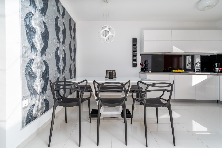 A fully equipped kitchen with a dining area for 6 on the first floor