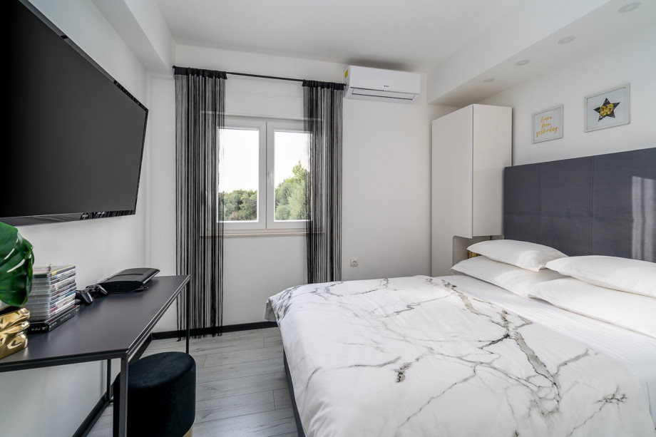 Bedroom No4 (first floor) with a queen bed 140 x 200 cm