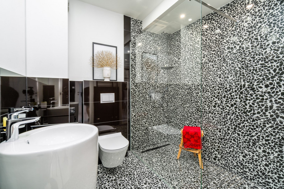 A family bathroom (first floor) with a shower, a toilet and a sink