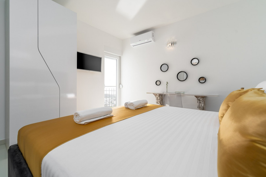 Bedroom No5 is equipped with a TV and A/C