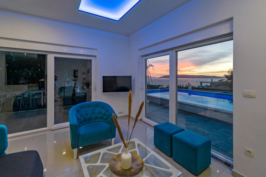 From the living room, you have a direct approach to the pool and outdoor dining area