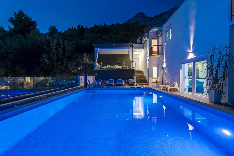 Lovely light settings for cozy and quiet evenings at the pool area