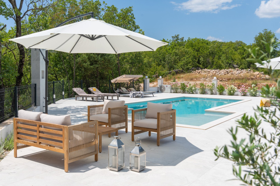 Willkommen in der Villa Angela – Ihrem perfekten Rückzugsort, eingebettet in die ruhige Landschaft von Krivodol.
