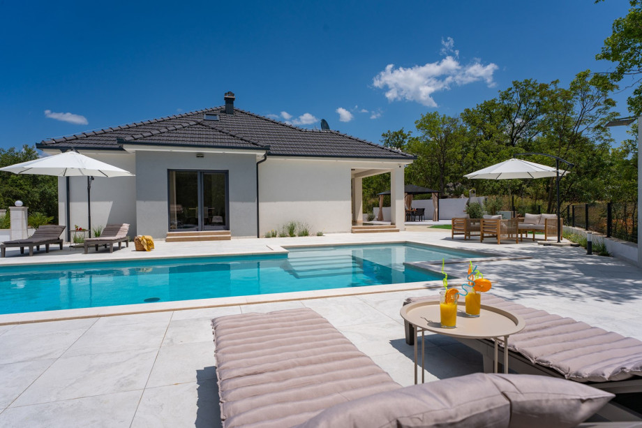 Sonnenterrasse mit 6 bequemen Liegen und 2 Sonnenschirmen – ideal für entspannte Nachmittage in der Sonne.
