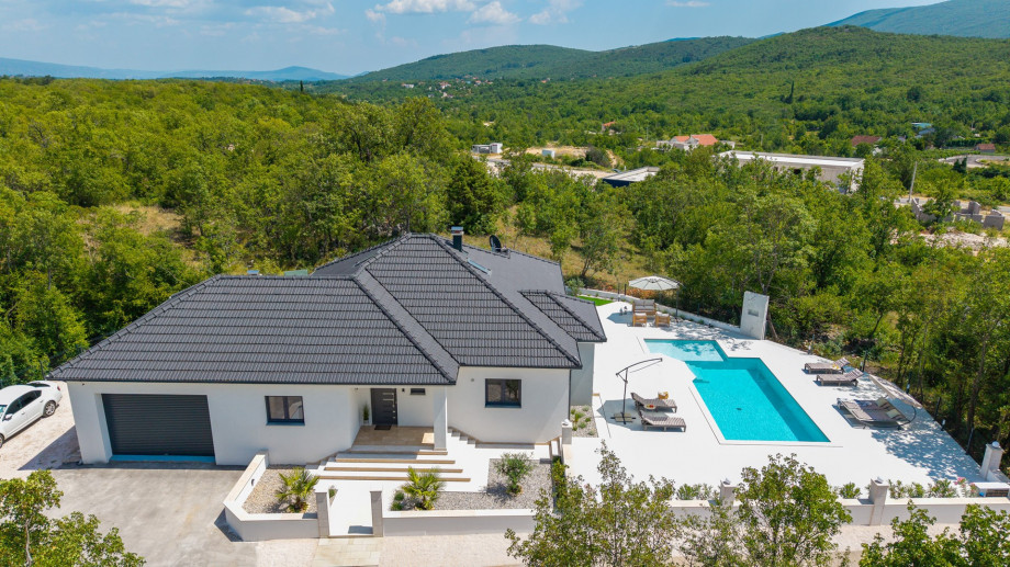 Private parking for up to 4 cars (1 covered in the garage)