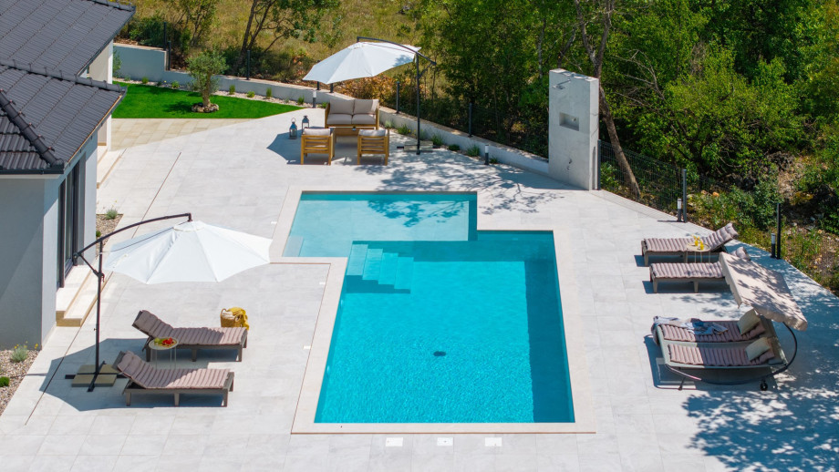 Ein privater, beheizter Swimmingpool (10 m x 4 m)
