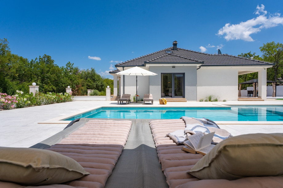 Sonnenterrasse mit 6 bequemen Liegen und 2 Sonnenschirmen für entspannte Nachmittage in der Sonne.
