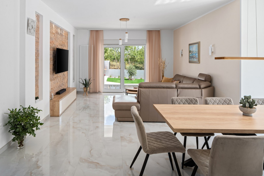 A dining table for 8 for shared breakfasts or candlelit dinners