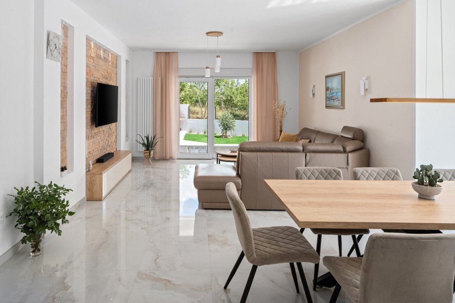 Ein Esstisch für 8 Personen – perfekt für gemeinsame Frühstücke oder Candle-Light-Dinner.
