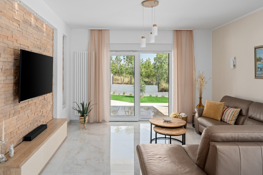 Ein heller, offener Wohnbereich, vollständig klimatisiert und mit viel Tageslicht, mit direktem Zugang zur Poolterrasse.
