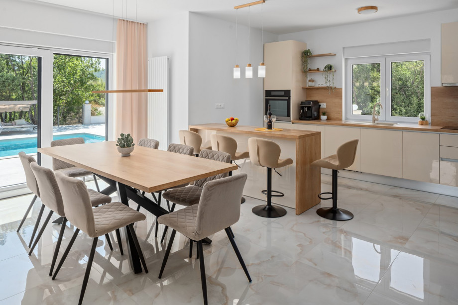 A dining table for 8 for shared breakfasts or candlelit dinners