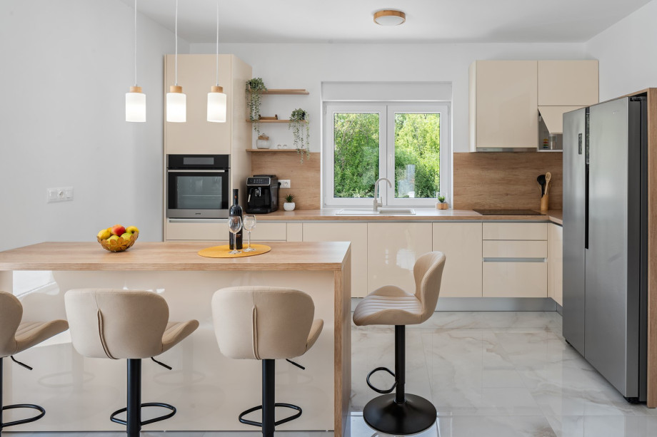 Moderne Geräte (Espressomaschine, Mikrowelle, Geschirrspüler, Toaster, Wasserkocher ...) und alles, was Sie für hausgemachte Mahlzeiten benötigen.
