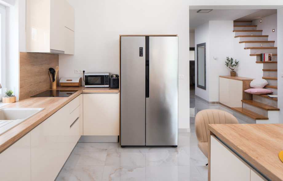 Voll ausgestattete Küche mit großer Kochinsel
