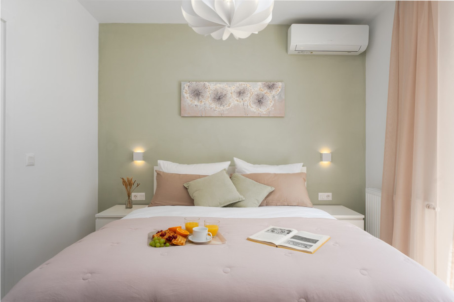 Schlafzimmer 1 (14 m2): Kingsize-Bett (180 x 200 cm)
