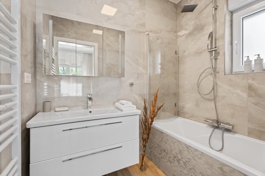 Und ein en-suite Badezimmer mit Badewanne (ohne Toilette).
