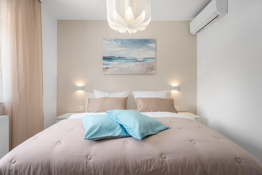 Schlafzimmer 2 (13 m2): Queensize-Bett (160 x 200 cm), TV, Klimaanlage,
