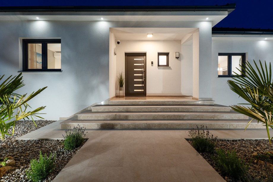 Diese stilvolle Villa mit 3 Schlafzimmern bietet alles, was Sie für einen sorgenfreien Familienurlaub brauchen.
