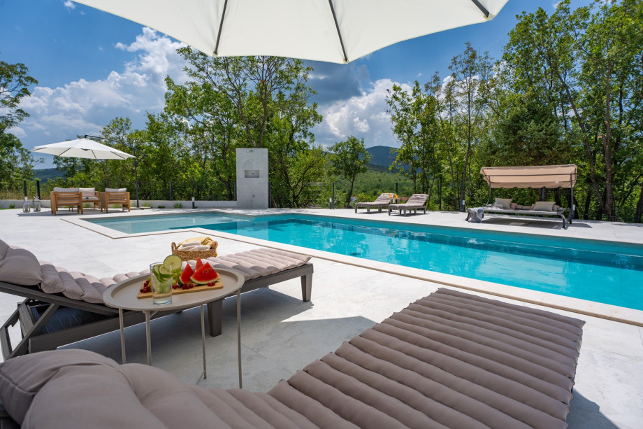 Mit dem Duft von Kiefern in der Luft und verbringen Sie den Tag entweder entspannend am Pool
