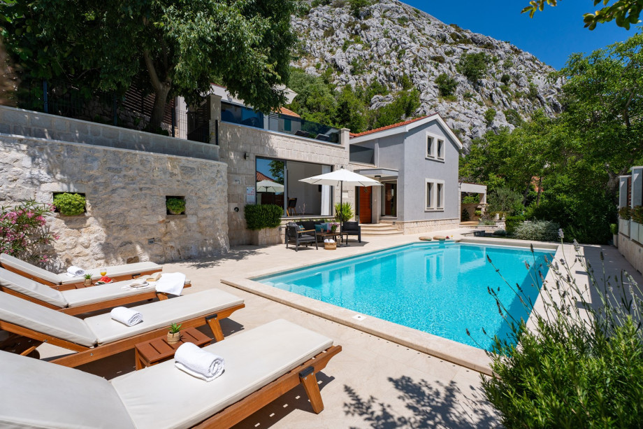 A private and heated swimming pool 4m x 9m with hydromassage