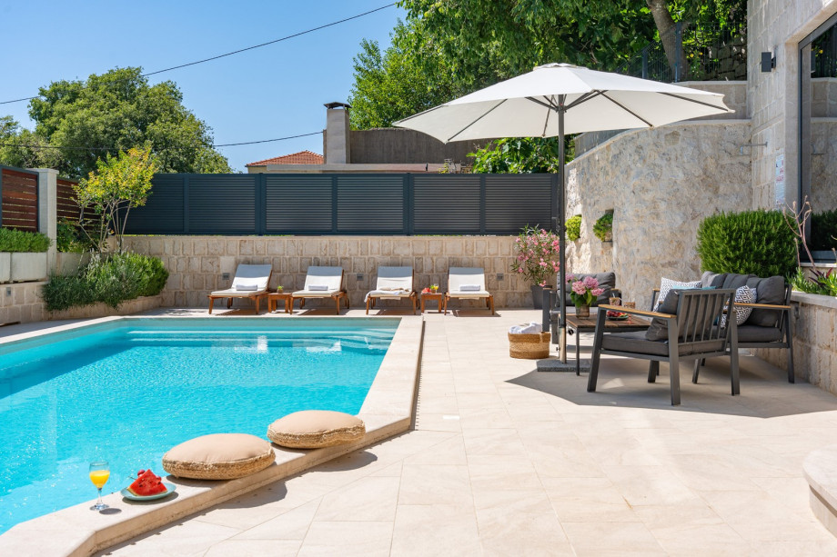 The outdoor area offers 6 deck chairs and an outdoor shower