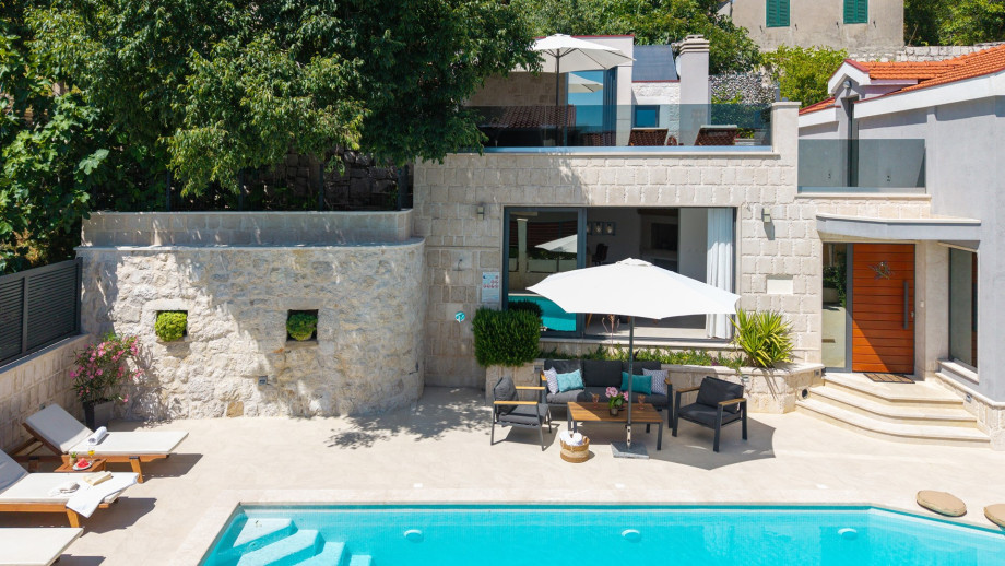 Natural surroundings and sound of bird song for relaxing vacation