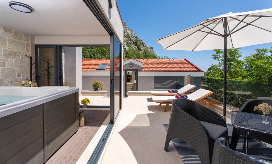 The outdoor area (a bedroom level - first floor) also offers a terrace with a Whirlpool (Hot Tub) for 6