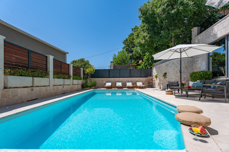 A private and heated swimming pool 4m x 9m with hydromassage