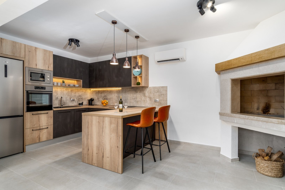 The kitchen is equipped with an ice maker, microwave oven, a kettle, toaster, coffee maker - Dolce Gusto, etc.