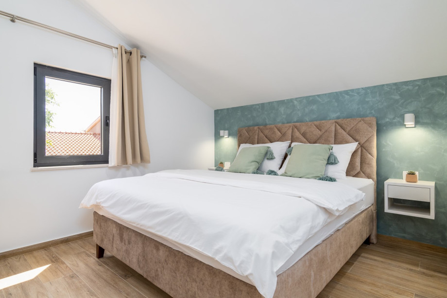 Bedroom No2 (first floor) with king-size bed 180 x 200cm and an en-suite bathroom