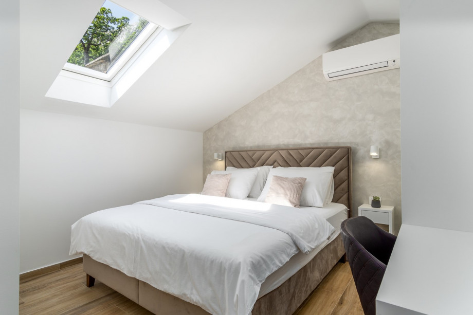 Bedroom No3 (first floor) with king-size bed 180x200cm and an en-suite bathroom