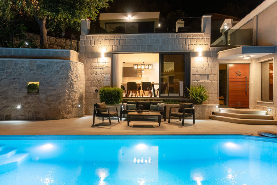 Lovely light settings for cozy and quiet evenings at the pool area