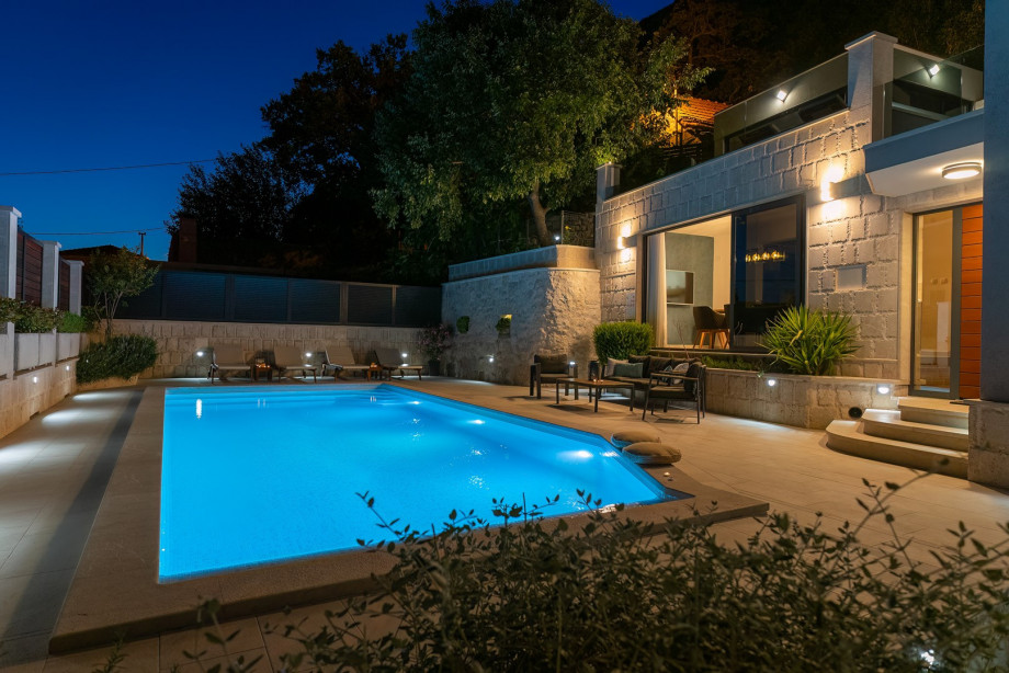 Come to villa Falcon House and spoil yourself during a well-deserved vacation at this amazing location