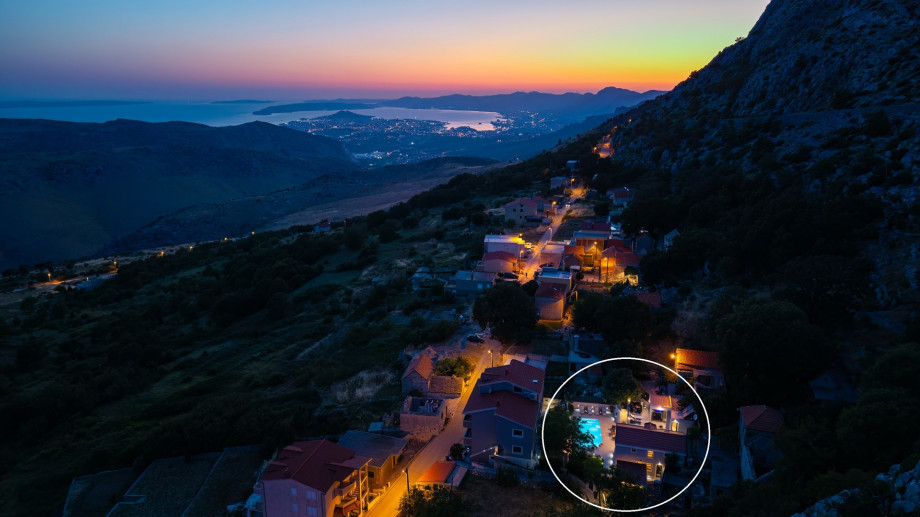 Villa Falcon House is located in quiet surroundings of the village Gornje Sitno (in the background famous town Split)