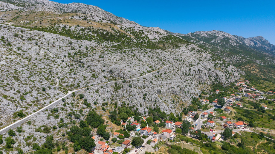 Marked position of the villa in a very quiet environment ( popular and well-marked mountain trail just above the property that will keep you in shape)