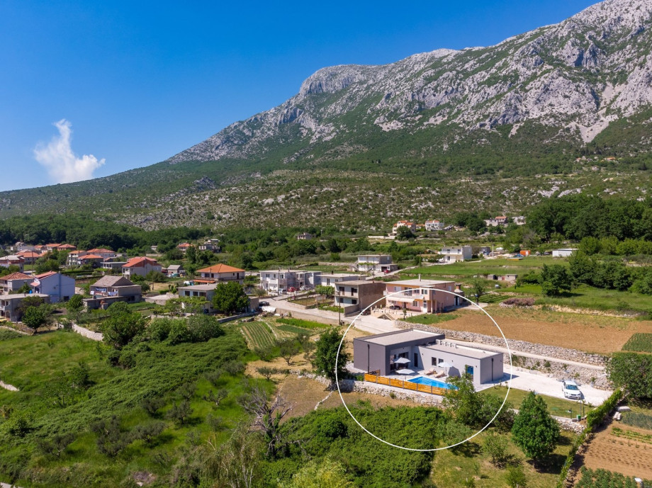 Location of Villa Mir and surrounding area.