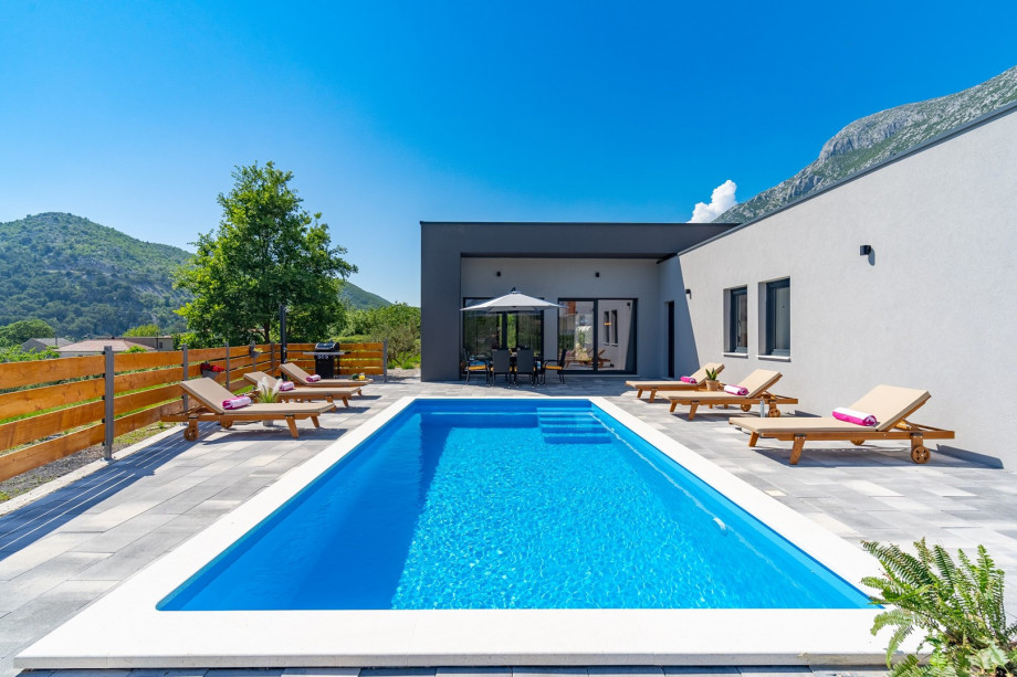 Villa Mir with private pool, 3 bedrooms, 7km from sandy beach