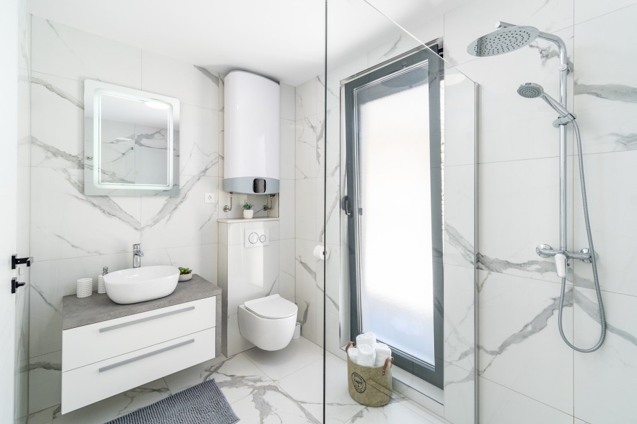 en-suite bathroom with shower in Bedroom No1 with king size bed 180cm x 200cm