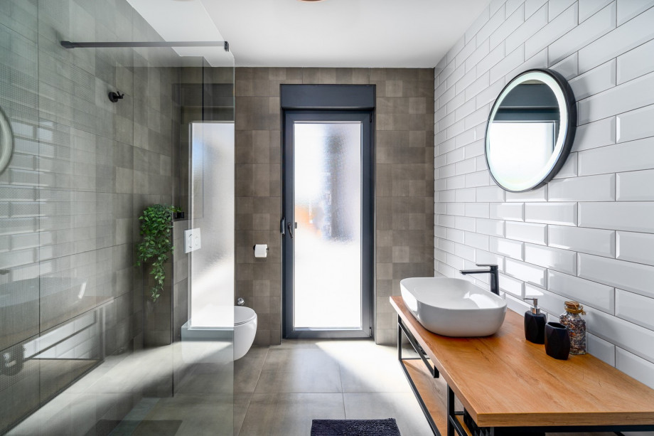 A separate family bathroom with a shower (for bedroom No2 and No3)