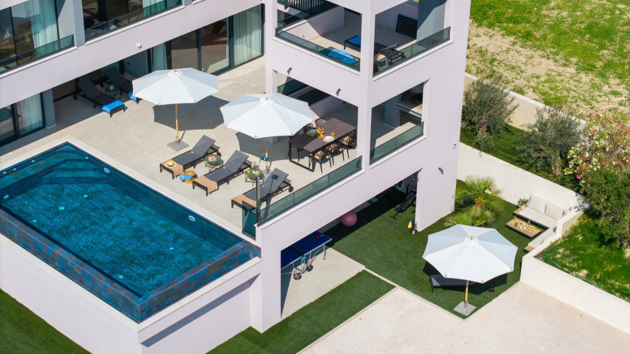 Fluid with plenty of seating space and opportunities for relaxation