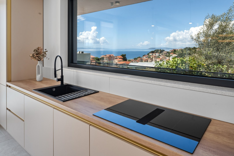 Fully equipped kitchen with island, wine cooler, ice maker, Dolce Gusto & filter coffee makers, dishwasher, microwave, oven & more