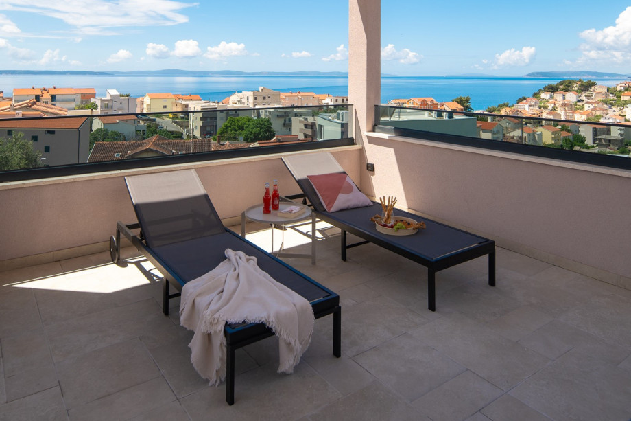 21 m2 terrace with 2 sun loungers and sea view