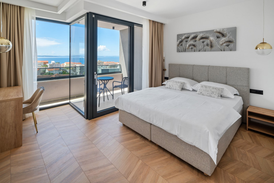 Bedroom 2: 23 m2, King (180x200 cm), en-suite with shower, a TV,  balcony with sea view