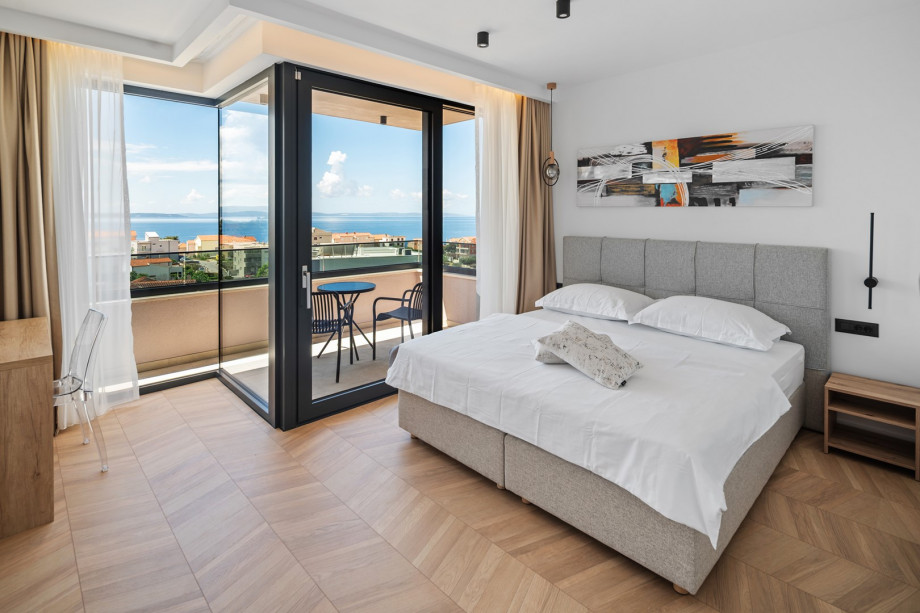 Bedroom 3: 23 m2, King (180x200 cm), en-suite with shower, a TV, balcony with sea view